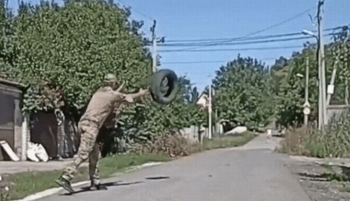 これが21世紀の戦争？…ロシア軍とウクライナ軍の兵士らが原始的な方法で対人地雷除去！