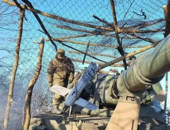 ウクライナ戦争、次のゲームチェンジャーは「網」…ドローン投下爆弾の直撃から兵士を守る！