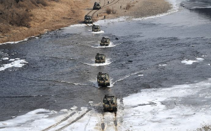 韓国陸軍のK-55A1自走榴弾砲と支援車両部隊がイムジン川を自走渡河！