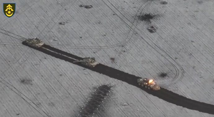 霜が降りるアウディーイウカ近郊で前進するロシア軍装甲部隊をウクライナ軍第31機械化旅団が攻撃！