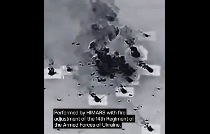 高機動ロケット砲ハイマースがロシアの地対空ミサイル「ブク」を撃破…大爆発を起こして粉々に！