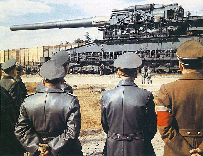 1280px-Hitler-gustav-railway-gun