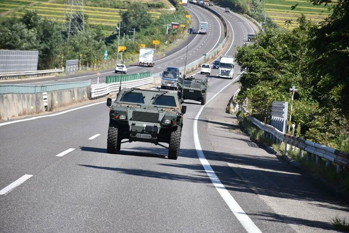 陸上自衛隊員「通路を開放して」、座り込み抗議の市民「沖縄を軍隊から解放しろ」…地対艦ミサイル部隊車両、別ゲートから勝連分屯地へ！