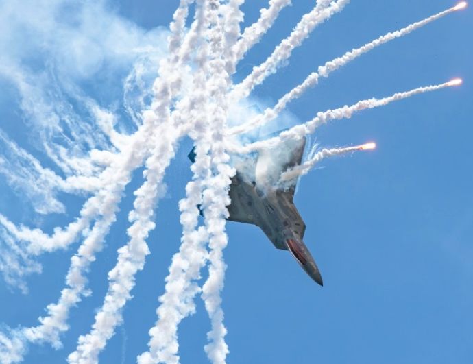 米空軍デモンストレーションチームのF-22ステルス戦闘機が空中マニューバーを披露！