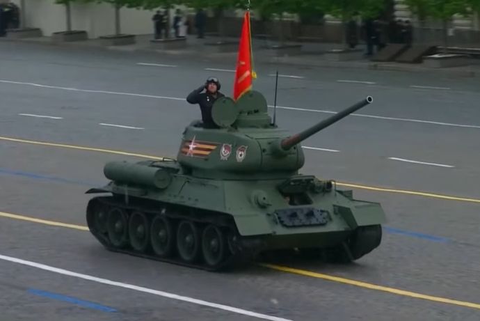 ロシア戦勝軍事パレード、行進戦車はT-34-85の1両だけ？…車両は装輪式75両の寂しいものに！