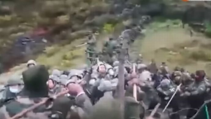 インド軍と中国軍が棒や金属パイプで殴り合い…SNSで両軍の衝突映像が出回る！