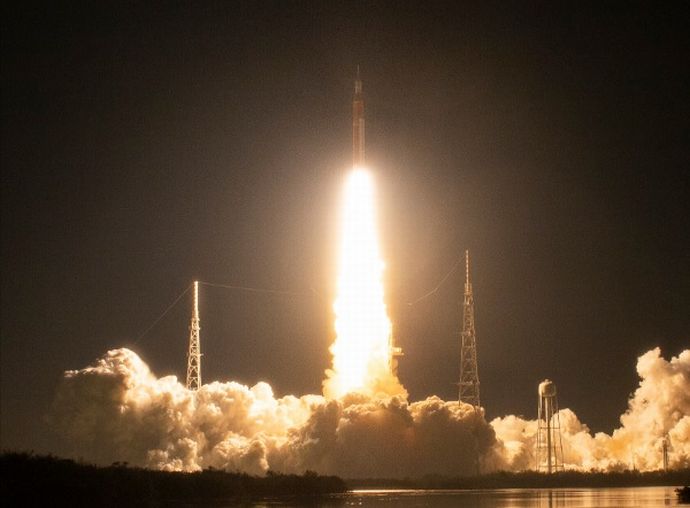 アポロ計画以来の月探査「アルテミス計画」、大型ロケットSLS打ち上げ成功！
