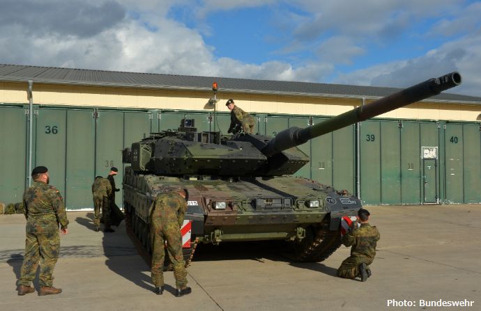 ドイツ連邦軍のレオパルド2主力戦車の乗員を目指す18人の候補生！