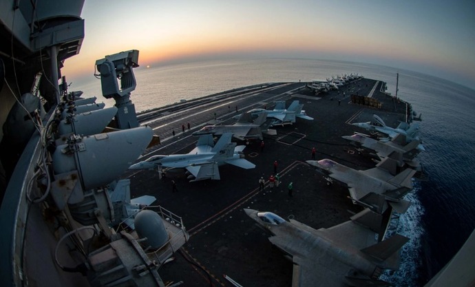 85億円のF/A-18戦闘機が米海軍空母から海中に落下、フーシ派の攻撃回避で急旋回！