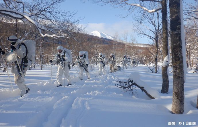 雪降りしきるなか陸上自衛隊の「冬の八甲田演習」はじまる…123年前の演習で亡くなった兵士が眠る旧陸軍墓地を参拝！