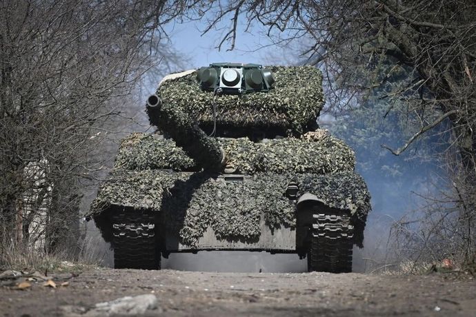 8つのアンテナを備えた新電子戦ステーション搭載のロシア軍T-72B3戦車！