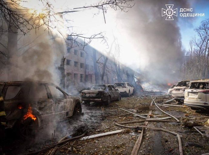 ウクライナ南部オデッサにロシアの弾道ミサイル攻撃、集合住宅が被害を受け子供4人を含む10人が死亡！