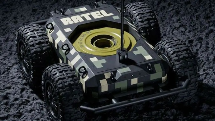 標的に突っ込んでいき爆発するウクライナ製自爆ロボット「Ratel S」！