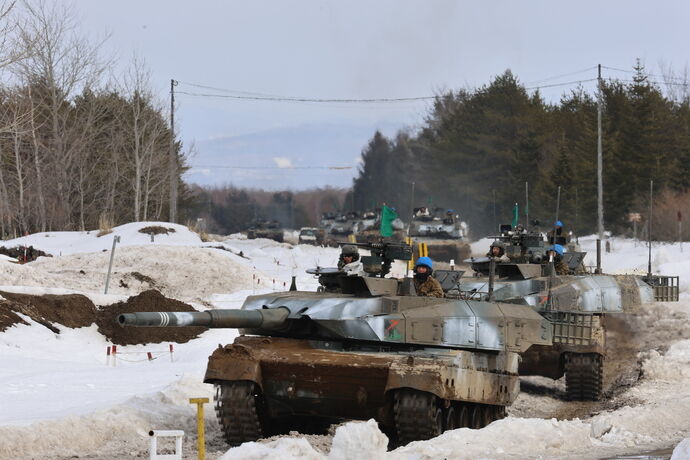 陸自第7師団、極寒の中で総合戦闘射撃を実施…戦車・装甲車が連携し任務完遂！