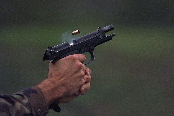 駐車場で日本刀のようなもの抜刀しかけた男を警察が拳銃で威嚇→警棒で叩き落とし容疑で逮捕！