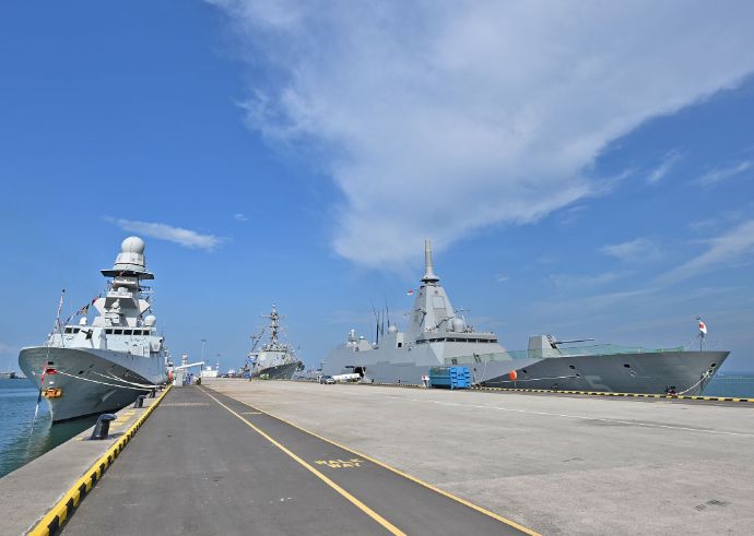 インド太平洋方面派遣第1水上部隊の護衛艦「やはぎ」がシンガポール寄港…各国海軍と交流！
