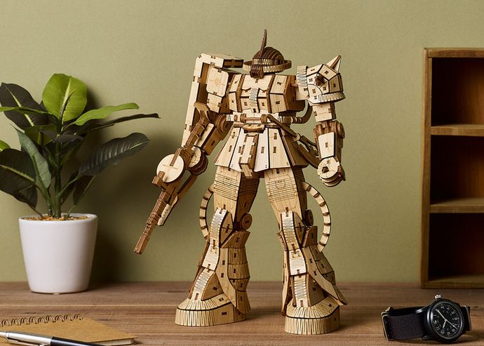 シャア専用ザクIIが竹製立体パズルに、肩アーマーからふくらはぎの曲面まで忠実に再現！