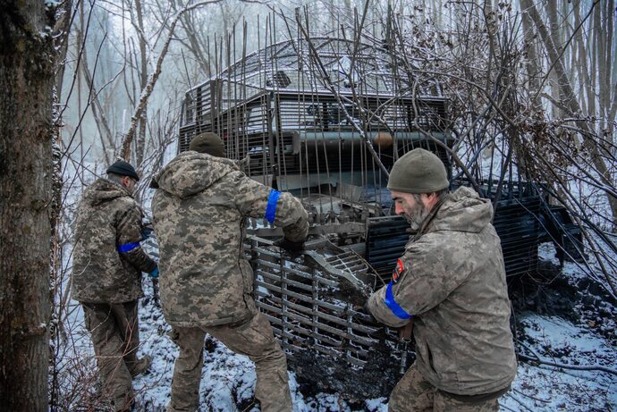 ウクライナ陸軍第116独立機械化旅団の戦車大隊の兵士たちが戦闘任務に向けて車両を整備！