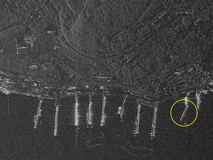 ロシア太平洋艦隊の原子力潜水艦基地、津波で損傷…桟橋折れ曲がる衛星画像！