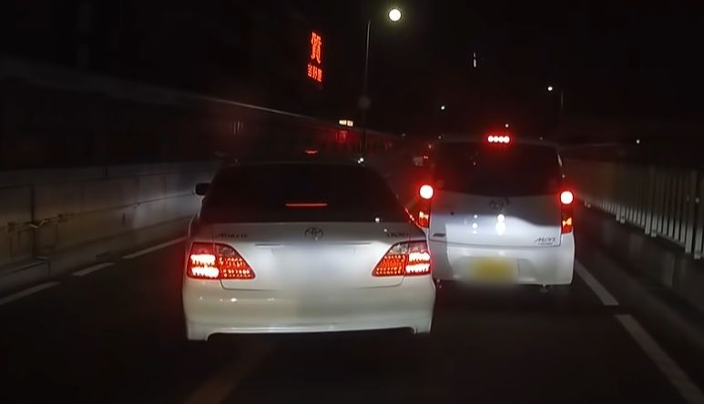 パトカー車列を車3台のグループが襲撃 押収車両から荷物奪われる 大阪府警 ろいアンテナ