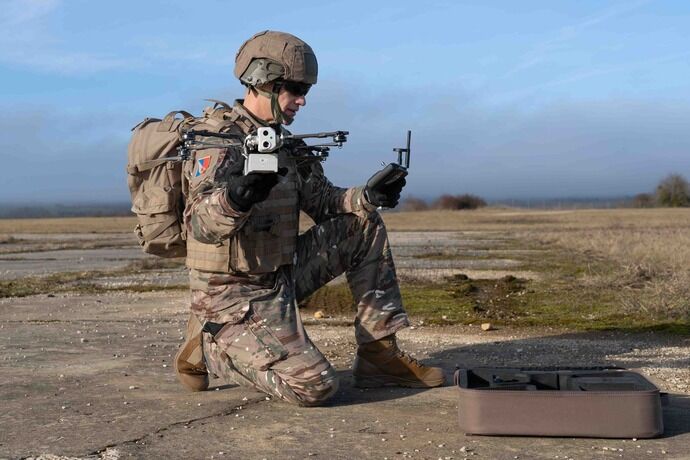 フランス陸軍、安全保障の重要性から国産の小型ドローン約1000機を各部隊に納入中！