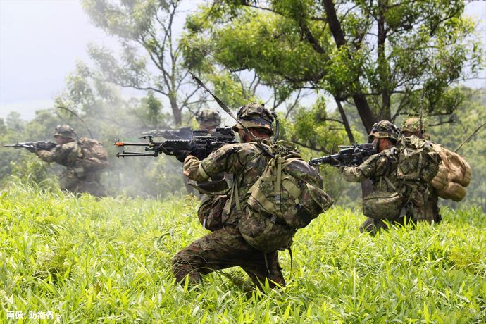 5.56mm機関銃MINIMI(第4師団訓練検閲)