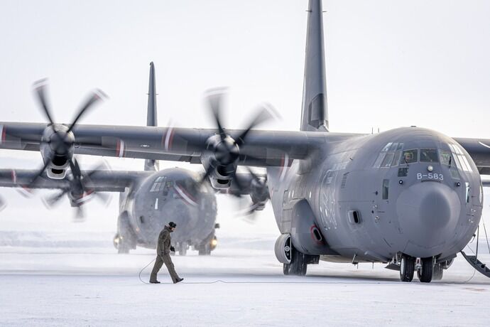 デンマーク空軍C-130輸送機、グリーンランド北東部の常駐基地に燃料空輸を開始！