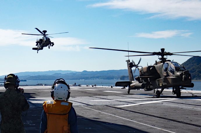 空母のような護衛艦に陸自最強のAH-64D攻撃ヘリが舞い降りた！