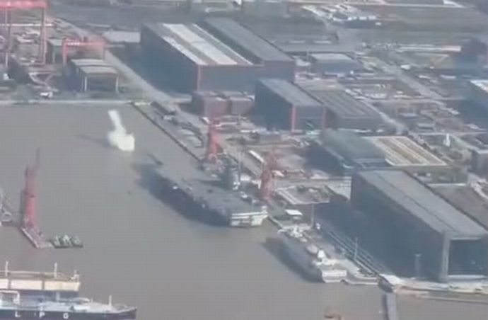中国海軍3隻目の空母「福建」、埠頭から27メートル移動…電磁式カタパルトの射出実験か！
