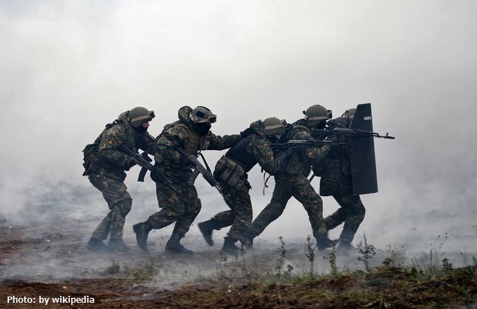 戦闘前につぶされるロシア軍歩兵、新戦術は戦闘車両に乗らず後ろをついて歩く！