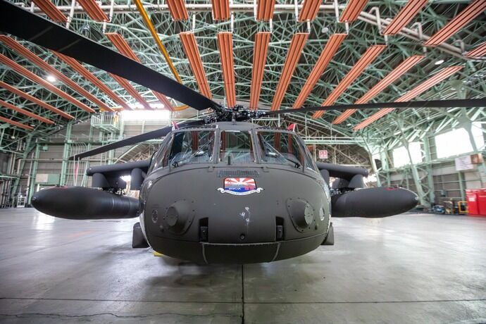 在日米陸軍航空大隊UH-60L汎用ヘリ、吹雪の陸自丘珠駐屯地で雪上着陸訓練！