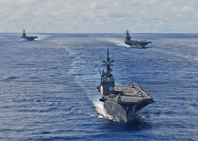 海自護衛艦「ひゅうが」沖縄南方で米海軍空母「ロナルド・レーガン」「カール・ヴィンソン」と共同訓練を実施！