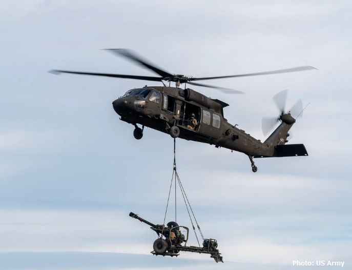 UH-60ブラックホークヘリがM101榴弾砲を空輸…米陸軍第101空挺師団！