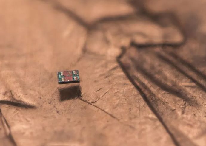 塩粒より小さなロボットが、顕微鏡の世界を泳ぎ回る…史上最小の完全自律型ロボットを開発！