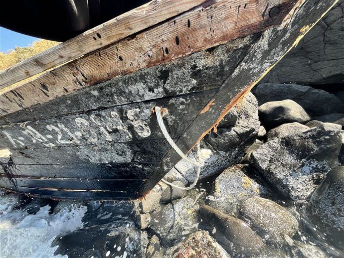 鳥取にハングル記載の無人木造船が漂着…北朝鮮船の可能性！