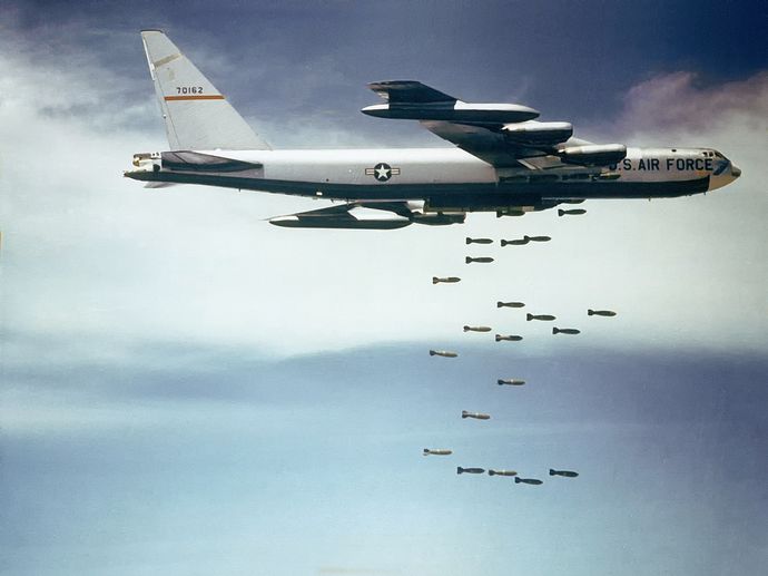 Boeing_B-52_dropping_bombs