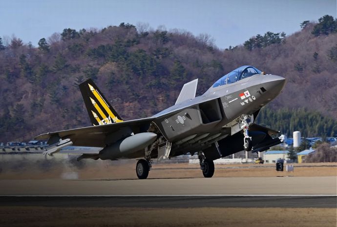 韓国初の国産超音速戦闘機KF-21、量産1号機の最終組み立て開始…来年下半期に空軍に引き渡される予定！