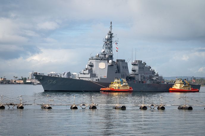 サンディエゴに入港した海自イジース艦「ちょうかい」…艦橋上に陸自っぽい人も数名いる？！