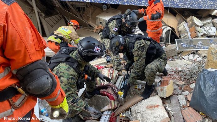 トルコ南部派遣の韓国救援隊が新たに2人救出…計8人を救助！