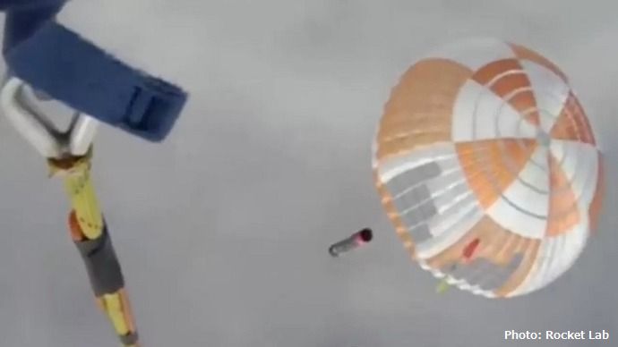 落下するロケットブースターをヘリコプターで空中回収…Rocket Labが再挑戦へ