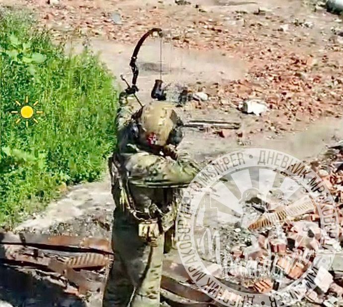 ロシア軍にランボー怒りのアフガン出現…爆薬を付けた矢を放つ！