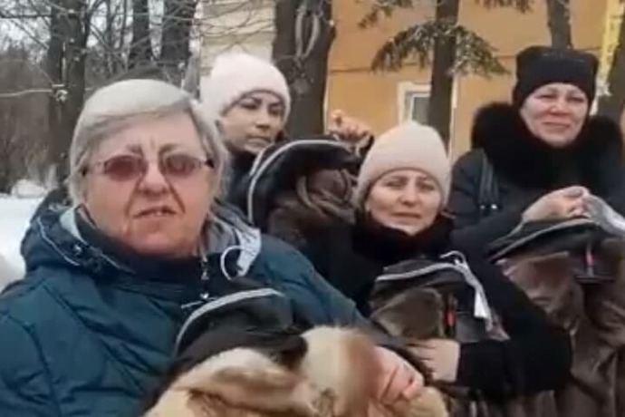 ロシア兵遺族に補償として毛皮をプレゼント→動画撮影終了、毛皮を回収して撤収！