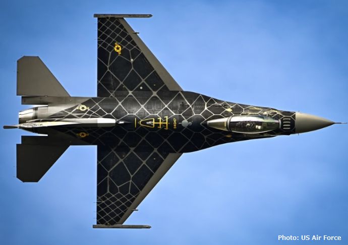 コロンビアで開催されたの航空ショーで、米国のF-16バイパー・デモンストレーション・チームが展示飛行を披露！