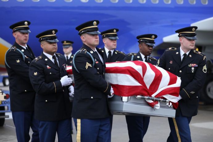英雄の帰還に尊厳、敬意を示す名誉ある移送式典をインディアナ州兵の儀典部隊が支援！
