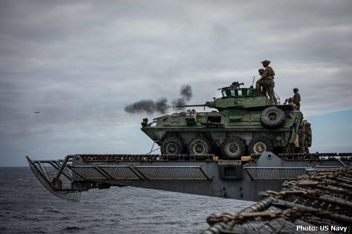 米海兵隊のLAV-25軽装甲車、強襲揚陸艦「キアサージ」の甲板上から海上目標に向け機関砲射撃を実施！