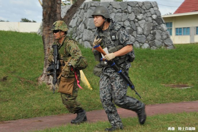 貴重になりそうな20式小銃と64式小銃の新旧ツーショット！