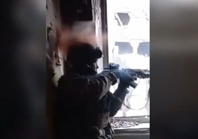 あわや脳を貫通、ウクライナ兵士の頭の近くをロシア軍の弾がかすめる！