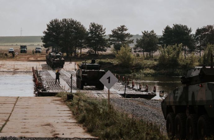 ポーランド陸軍工兵部隊、ナレフ川に仮設の舟橋を架設し装甲部隊の前進を支援！