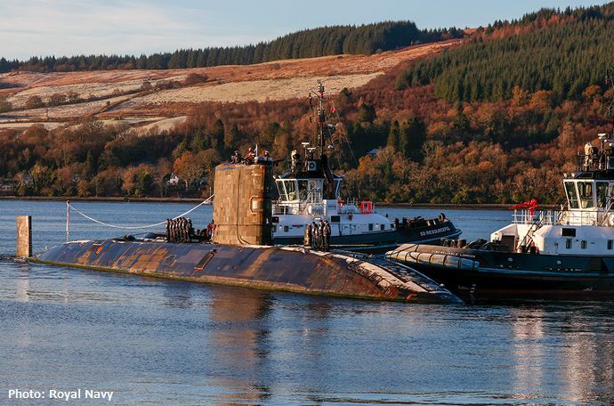 英国海軍最後のトラファルガー級攻撃型潜水艦「HMSトライアンフ」が退役を前にプリマス軍港に帰港！