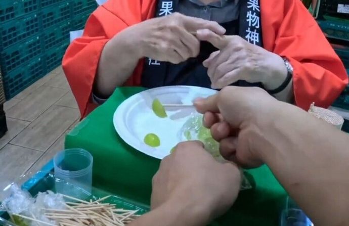 中国人が大阪で迷惑行為…店員の制止を無視して試食のシャインマスカットを全食い！